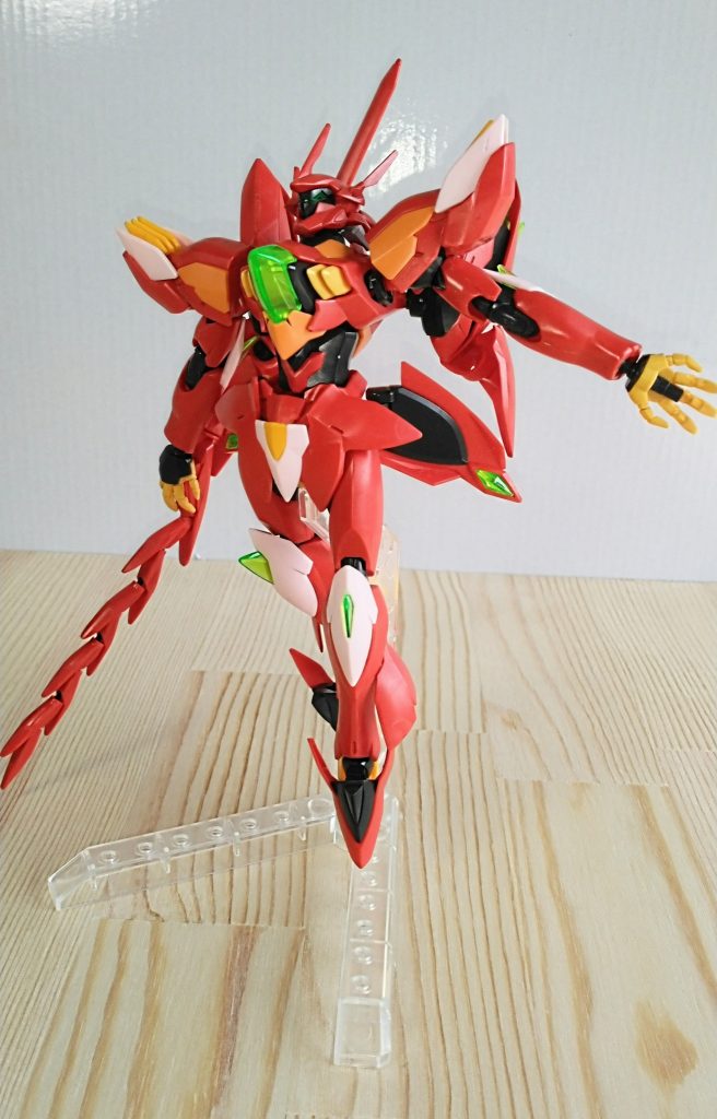 やはりヴェイガンの機体はスラッとしているので、ポージングしやすいです。ポーズはバーストシステムをイメージしています。また、武器であるウィップと実体剣は合体し、F-ロッドという武器になります。(右手についている武器です。見にくくてすみません)今回は、朱雀をイメージしましたが、今後イメージが湧いたら残りの東西北の機体も作りたいと思っています。何はともあれガンプラがないことには、作れないので、ゆっくりまったり作っていきたいと思いますので、お楽しみに!!ここまで見ていただきありがとうございました。