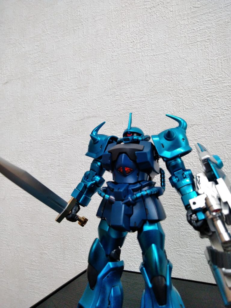 もの凄く好きな機体なんだけども、デフォルトの水色がどうも馴染めなくて、「ラル様カラーに寄せる」ことにしたのだけど、「どうせたくさん塗るなら、メタリックはどうよ❓」と思い、調子に乗ってコスモメタブルーで仕上げました😅ヒザは、ノーマルグフの塗り分けの方が好きなので、そちら準拠に変更しました。