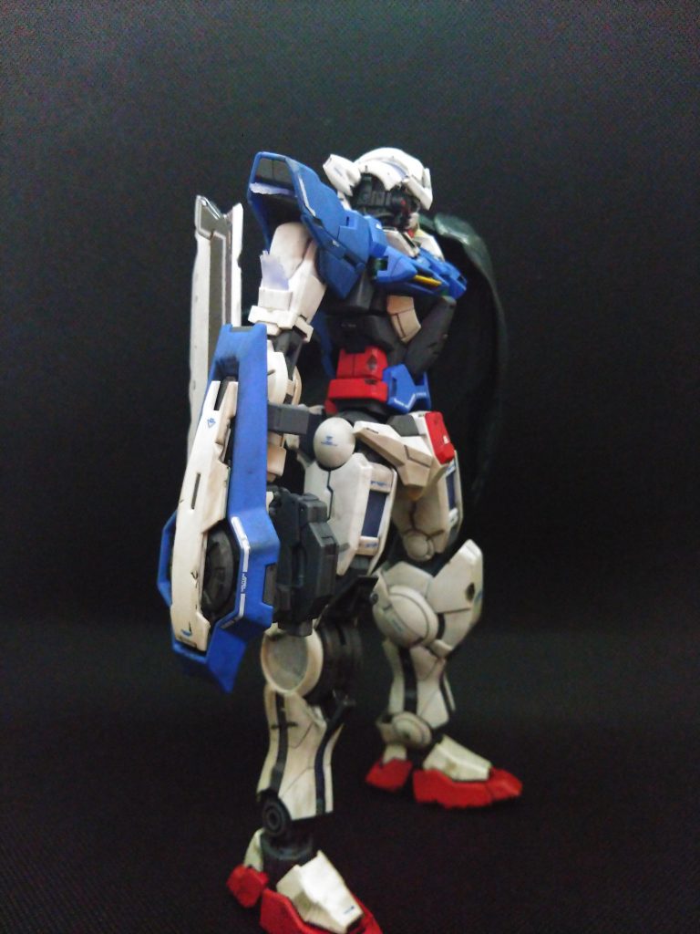 基本的にただ組んで汚した程度です。所々ダボ等を切り飛ばしたりダメージ表現を追加してみました。GNコンデンサのカバーを割ってみたりしたけど写真で判りにくい(´Д｀)設定では消えてる肩のGNケーブルは断線させて根元に名残を残してみました。