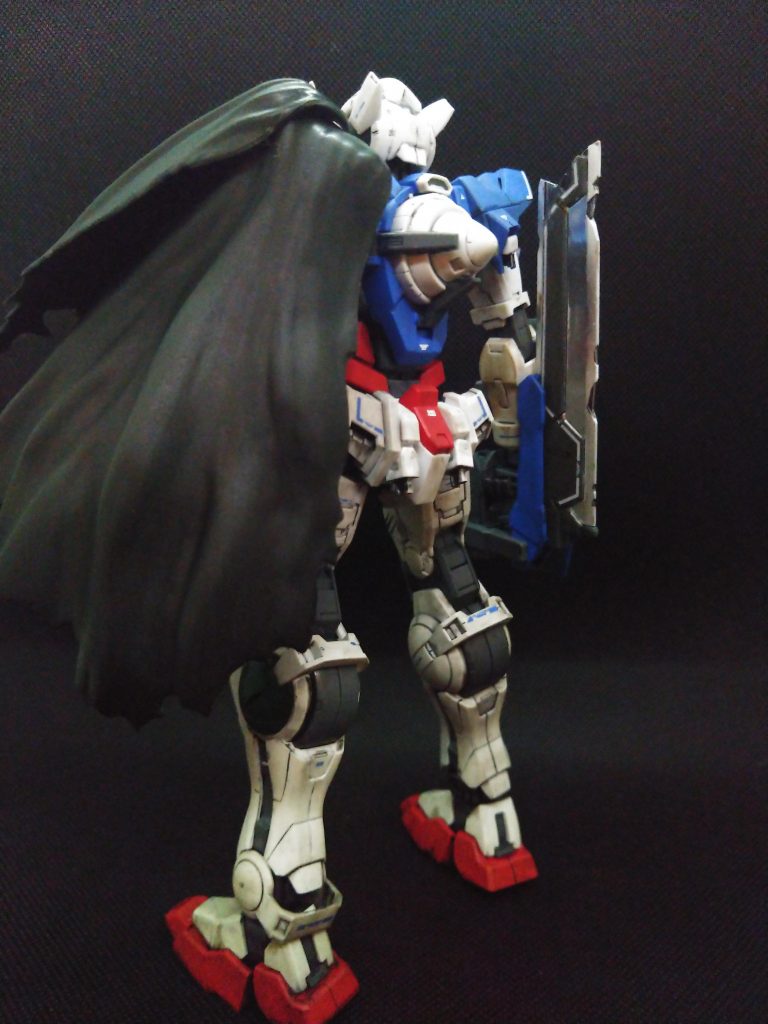 GNソードは白い成型色だったのでガンダムマーカーのメッキシルバー(刀身)とシャインシルバー(刃先)で塗装して艶消し噴きました。