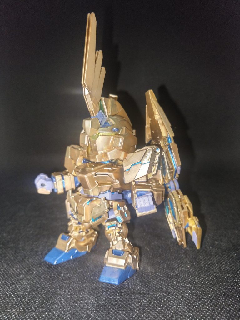 ここから父撮影。ガンダムマーカーでのお手軽塗装に興味を持たせようとひたすらガンダムマーカーレッドゴールドで塗り塗りしました。