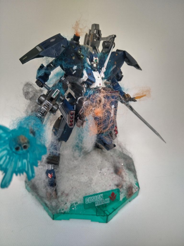 ボリュームがある為1/144用の台座では狭いので1/100の台座を使用。棚を漁ると小学生の頃に白浜海水浴場に遊びに行った時に瓶に詰めた砂が出てきたので敷いてみました(笑)