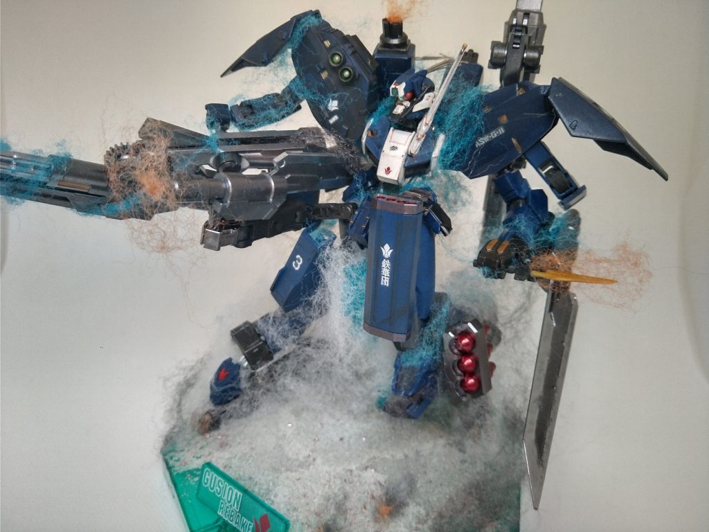 100均で仕入れた綿で飾付け。砂煙とか硝煙をイメージして盛り付けました♪ヽ(´▽`)/スタンドも隠そうとして当初の想定の三倍は綿々してます(笑)