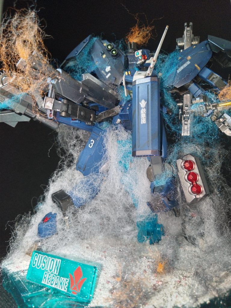 足元に敵方からの弾痕のつもりだけど判り辛ぇ・・・ヴィネットは初挑戦でしたが楽しんで作れました♪ヽ(´▽`)/砂を接着剤で固めるのは思ってたより苦戦しました。最初櫛目鏝で均一に接着剤を広げた為蒔いた砂が絨毯状に/(^o^)\そこから乾燥を待って重ねる事5回(笑)独学じゃダメですな(汗)