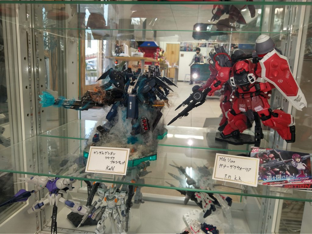 本日地元のガンプラ専門店GshopTOKUMARUさんに展示させて頂きました~ヾ(・ω・ヾ)お立ち寄りの際は拙作ですが見て頂けると喜びます!それにしても周囲のレベルが高すぎる((゚□゚;))