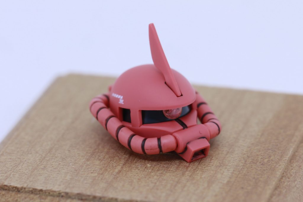 顔のアップ。どうでしょう、このなんとも言えない素朴さ。近づいてみると、アラが目立ちますね。動力パイプのパーティングラインを消しきれていません。