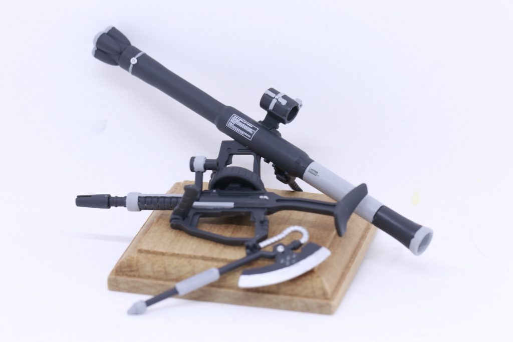 武装関係。ここだけは合わせ目が出る作りになっていて、バズーカ、マシンガンともに合わせ目消しをしています。聞くところによりますと、ここだけはランナー流用だそうですよ。あと、昔は武装は黒鉄色で塗っていたんですが、間接部やフレームとの差別化のため、グレーにかえました。この辺りは個人の好みですね。