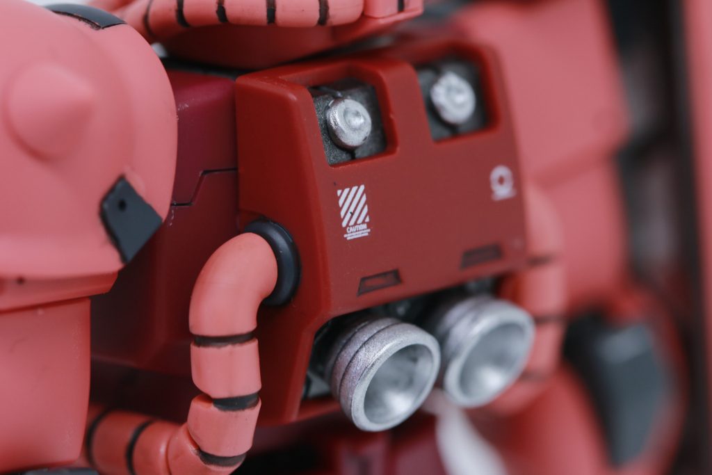 旧HGと比べても、バックパック一つとってみても、非常にクオリティが上がっている。パーツ分割のみならず、部分的な作りこみも良く、部分塗装だけでグッと引き締まります。今回はデカールもはっていますが、目立たない程度に抑えました。