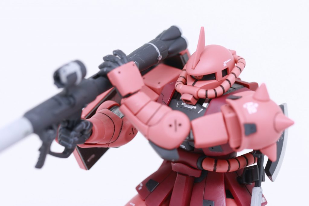 デカール貼り、部分塗装、スミ入れ。この３点だけでもかなり印象が違うということが、わかると思います。むしろ、この３点が前提としてガンプラはデザインされているのでは？とも思えるほど。