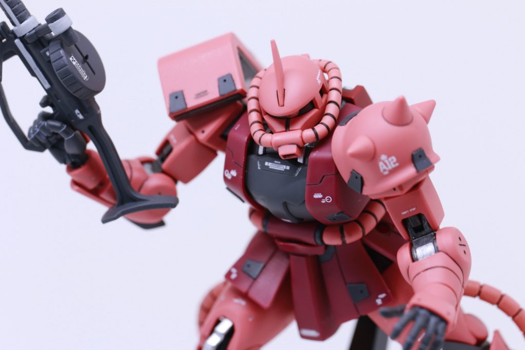 唯一の難点は、モノアイ。こおだけホイルシールになっていますので、Hアイズに置き換えました。裏側にはホワイトを塗装し、下地の黒を透過しないようにしております。