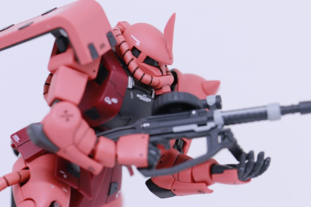 可動も良好で、そもそも制作する時点で今までのキットとは明らかに組み上げ方が違うことに気づくと思います。腰、腕、胸部と、いたるところに２重可動が仕組まれています。そのおかげでポージングも決まり、また、それでいてクリアランスもしっかり確保されているので、塗装派の方も安心なのではないでしょうか。