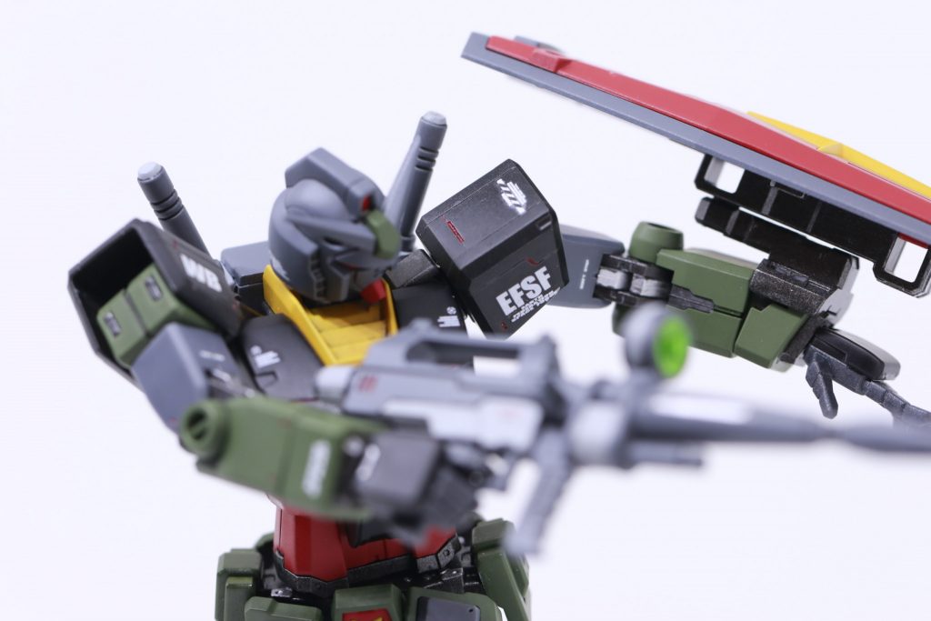 このように、ぐっとひねったポージングも無理なくきまります。左手のみ平手が付属しており、表情が出せますね。