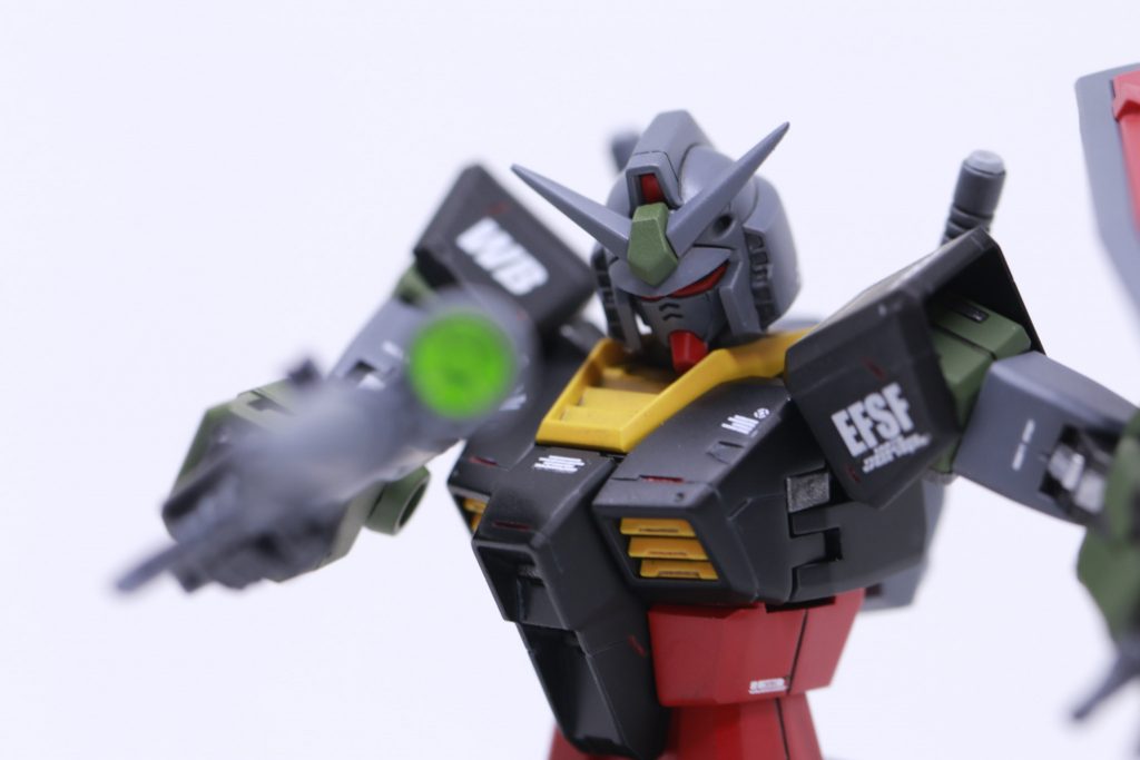 ビームライフルを構えて。スコープはライトグリーンにしています。全体的にトーンの低いカラーリングですので、要所要所にこういった入トーンを入れると、ぐっと引き締まります。キット本体では首元、排気口のイエローや腰回りの赤がそうですね。