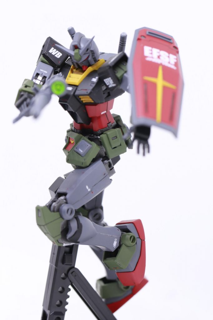 スタイルは最高ですね。ちょっと太ももがきになりますが、これはこれでいいのかな、と。スタイリッシュさを売りにした近年のキットの中では、それを前面に押し出した最たる例と思います。某百式のように好き嫌いの分かれるデザインですが、新しいガンダムという解釈でいうと、これも納得です。