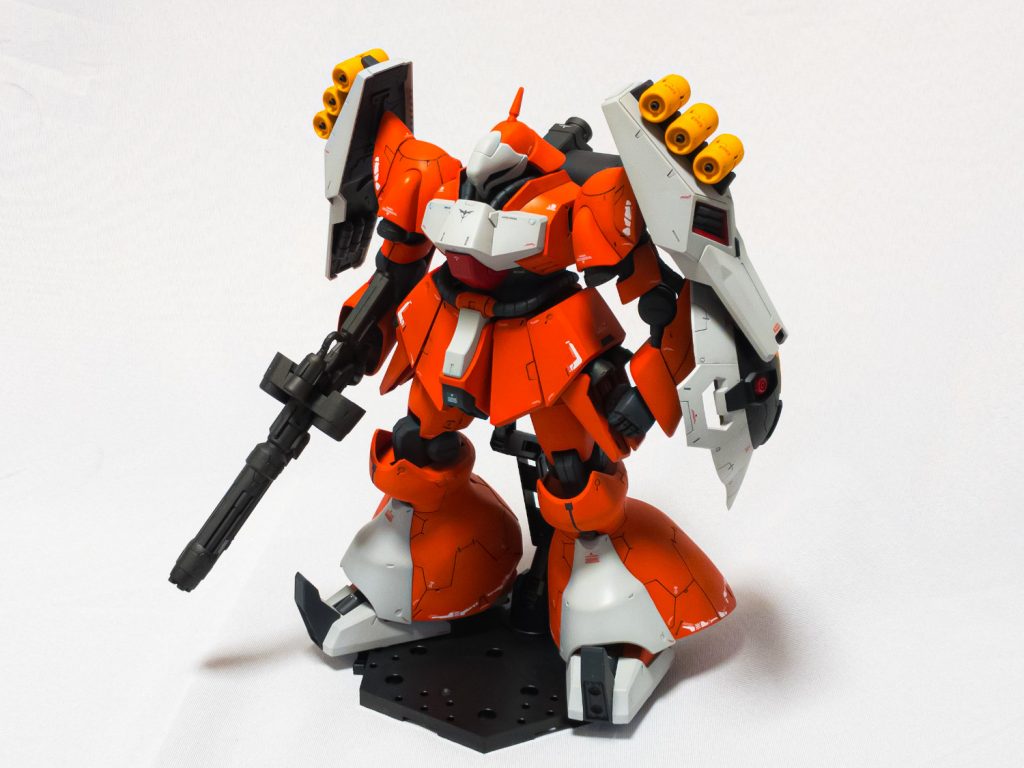 ハンドパーツをMSハンド02(ジオン系)に置き換え。武器のトリガーが太いので、人差し指の角度を広げました