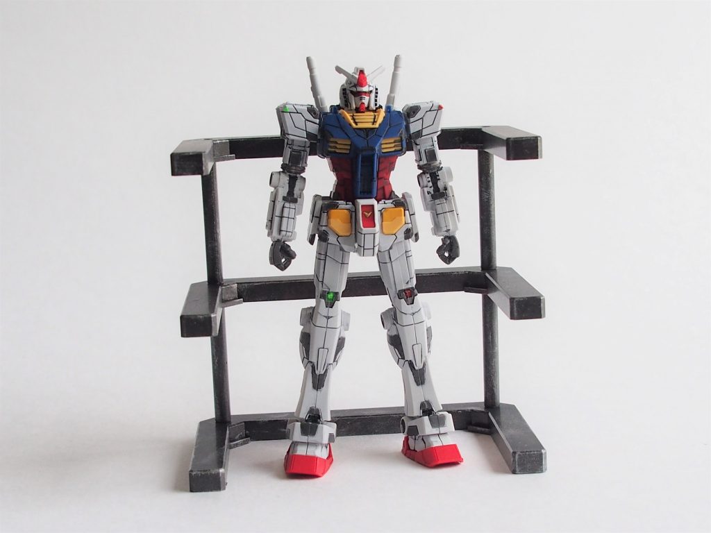 正面から。GUNDAM-DOCK部分は足場感を出すために黒鉄色に塗装し銀のドライブラシをしました。