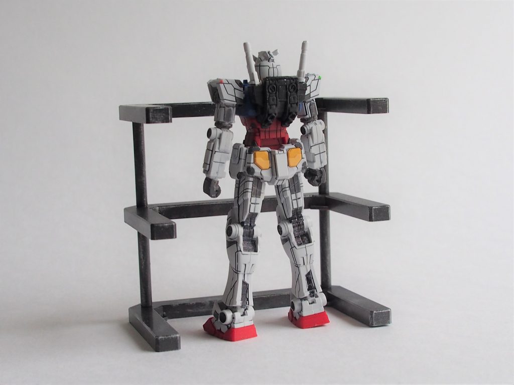 後ろ姿。バックパックまで真っ白でしたのでガンダムマーカー黒で塗装。ランナーが一枚で白、赤、黄、青しか使ってないからバックパックも白だったんですね。