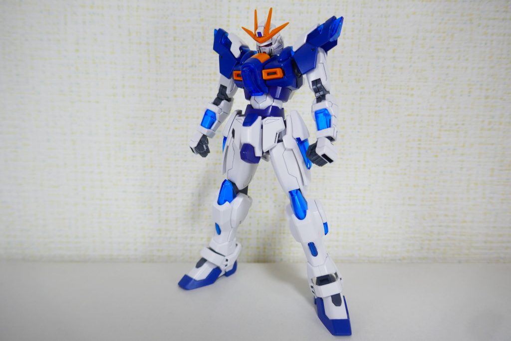 炎のトライバーニングガンダムを正反対の色に塗装して氷をイメージして制作しました。