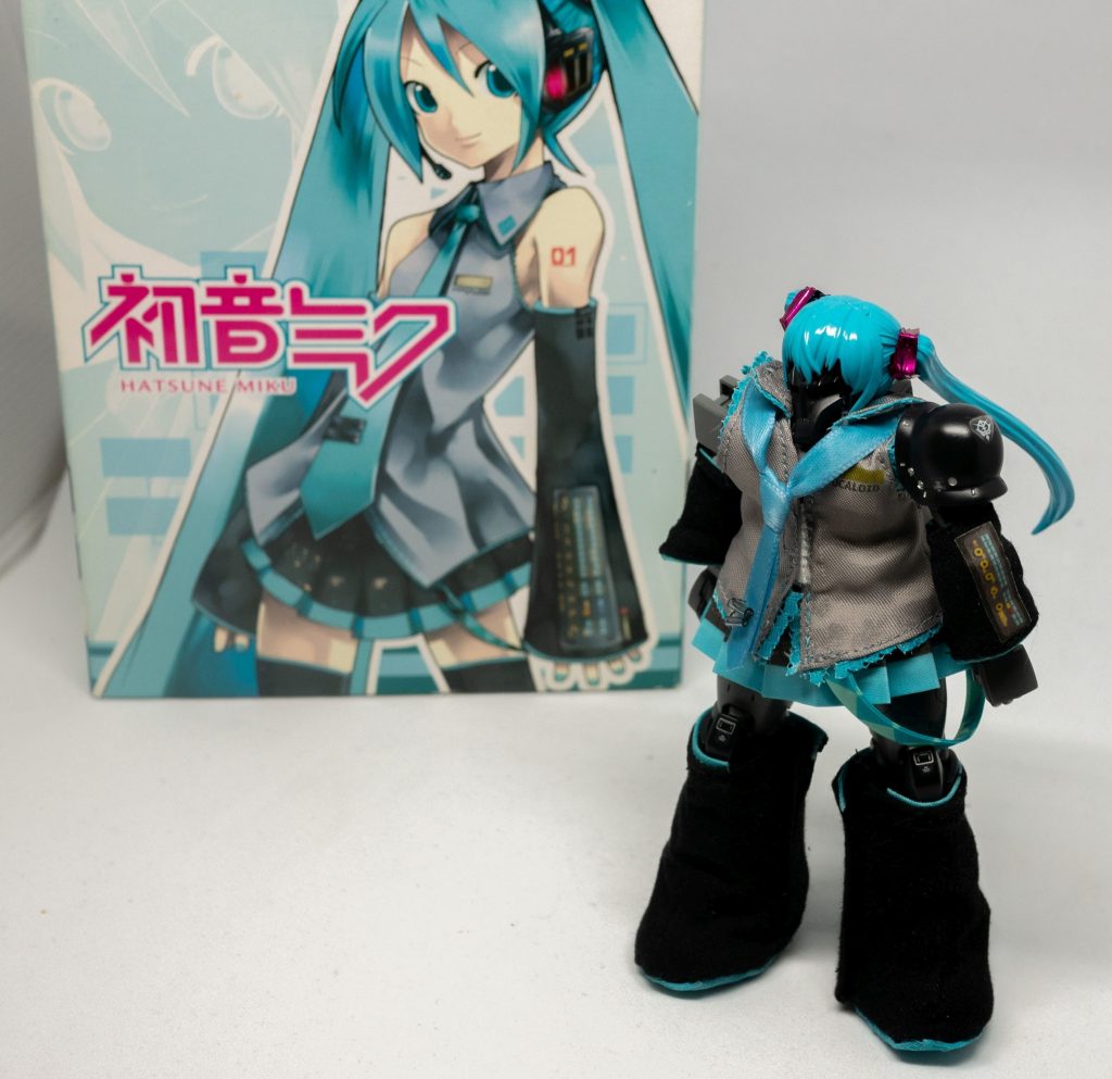 こちらです。服を製作したのは家人ですが、作って着せてみてはサイズを再検討、を何度も繰り返して相当苦労していました。