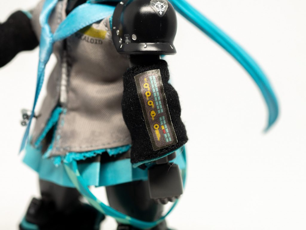 アイロンプリントも使ってイラストのミクさんを再現しています。スカート丈にも苦労していたようです。