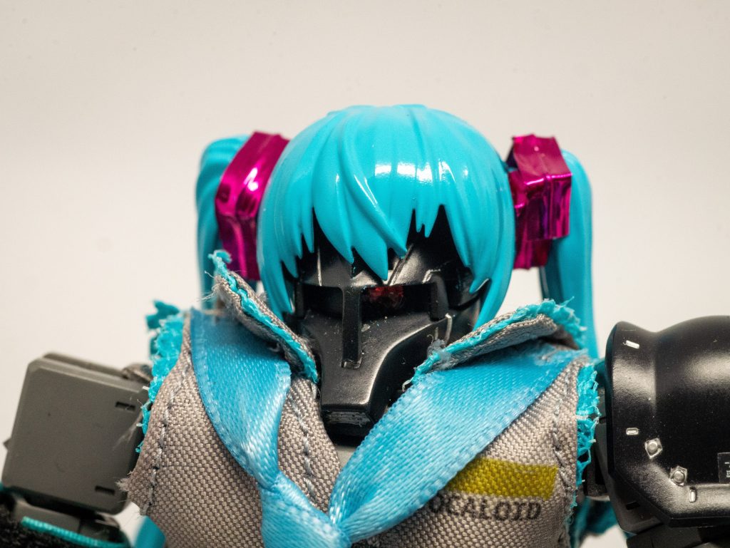 首が短い(というかほぼない)ザクさんに着せてもあまり違和感が出ないように襟を作るのが大変そうでした。そしてネクタイなどの細かいパーツにもこだわっていました。