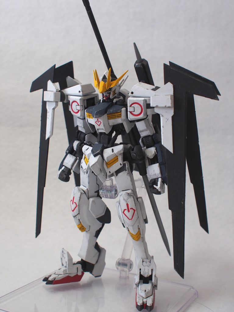 全身。肩はAGE-2アルティメスのものに、プラ板と市販のジョイントで作った羽がついてます。