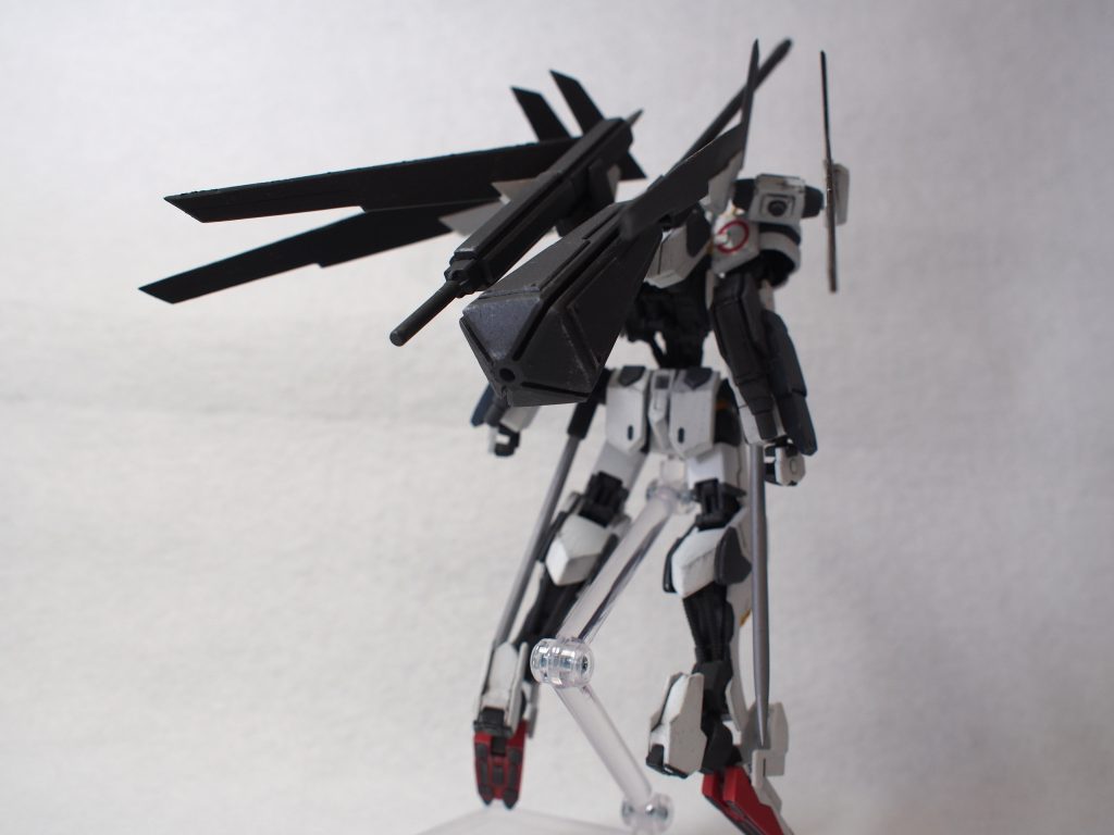 後ろ姿。羽は後ろに流して、可動の邪魔にならないようにできます。また、背中には自作したメイス（コフィンメイス、ピラーメイス）マウントできます。