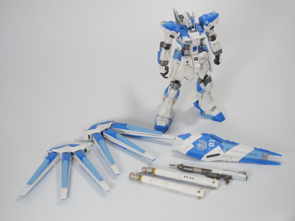 バックパックに接続されるファンネルは6機。プロペラントタンク2つ。ビームライフル、シールド。キットは発売当時に買った10年くらい前のものだったのでバズーカは行方不明です。今更手を加えることになろうとは思いもよりませんでしたが(恐るべしガンプラ枯渇問題)。