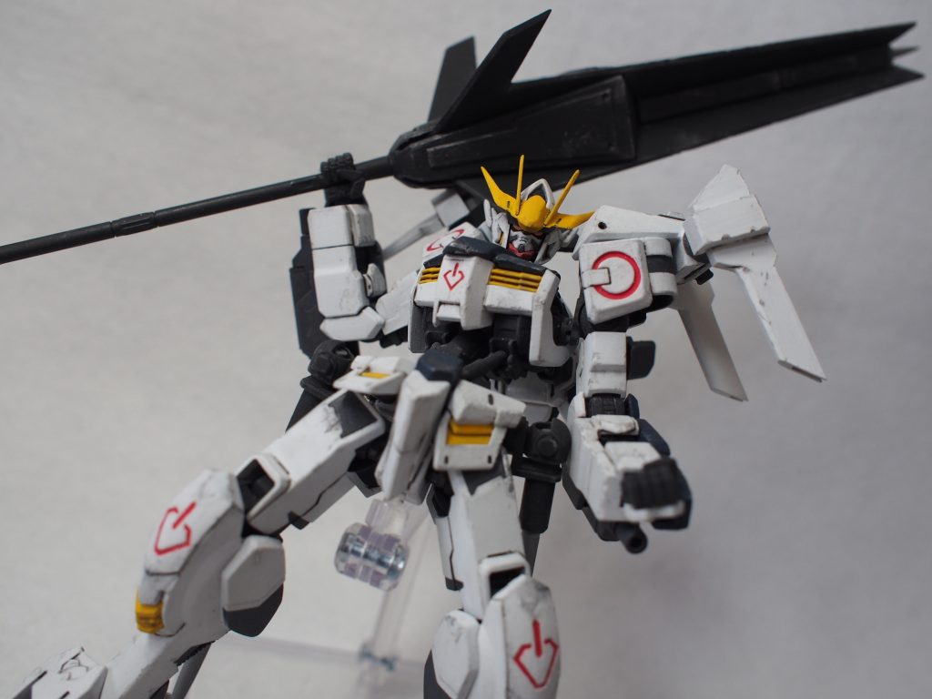 2基のメイスと肩の羽は合体でき、超大型メイスになります。サイズはルプスレクスのそれと同サイズ。