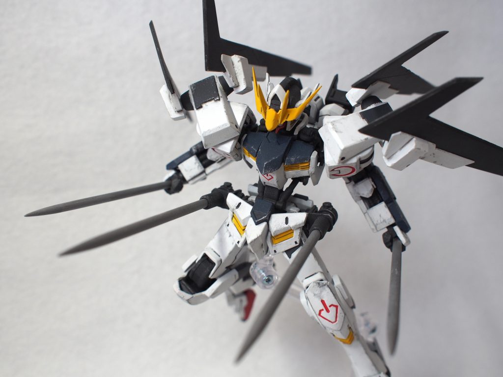 メイス内蔵のパイルバンカーは予備と合わせて4本。投げたり刺したり。