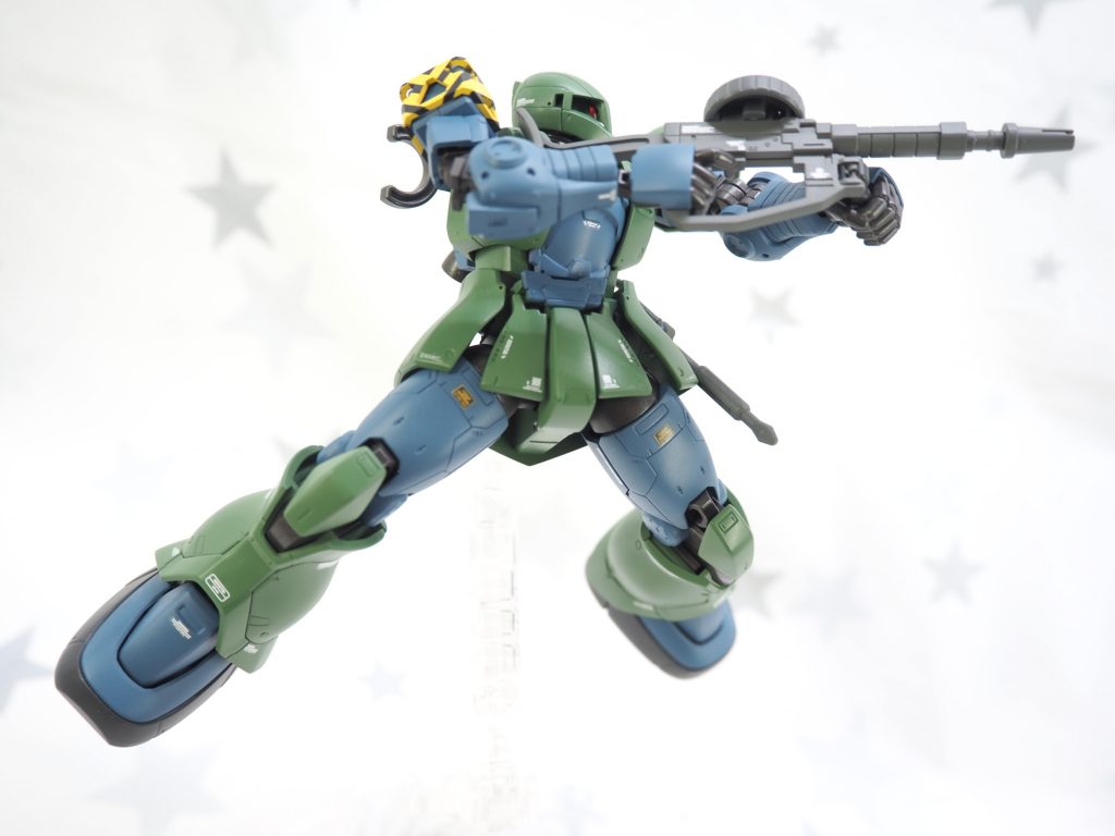「MS用マシンガン」肩周りの可動範囲が良い感じなのでフォアグリップまで左手が届く。ヨシ!射撃用手首の軸の角度が斜めになっててマシンガンのストックが腕にめっちょ干渉する。ストックの下面1.5mmくらい削りました