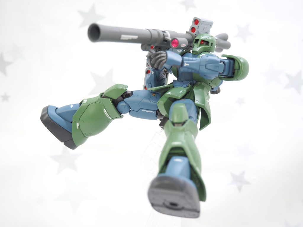 「MS用バズーカA2」大物武器その2。弾倉の弾頭カバー(?)は赤の円形メタリックシールを貼りました。きっとヤバい弾積んでる