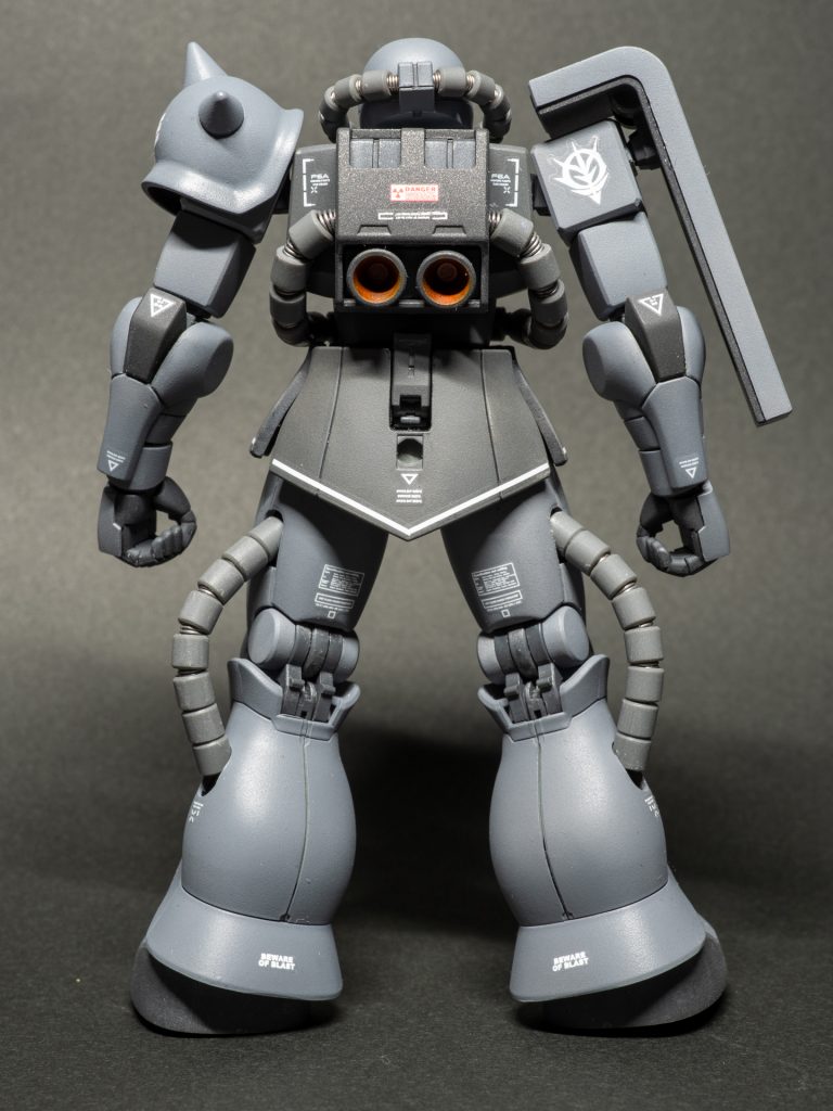 バックショットがお気に入り。全体的に完成度の高いキットなのですが、バックパックから伸びる動力パイプの切れ込みが我慢できなかったので、スプリング+プラパイプという古の技法でディティールアップしました。