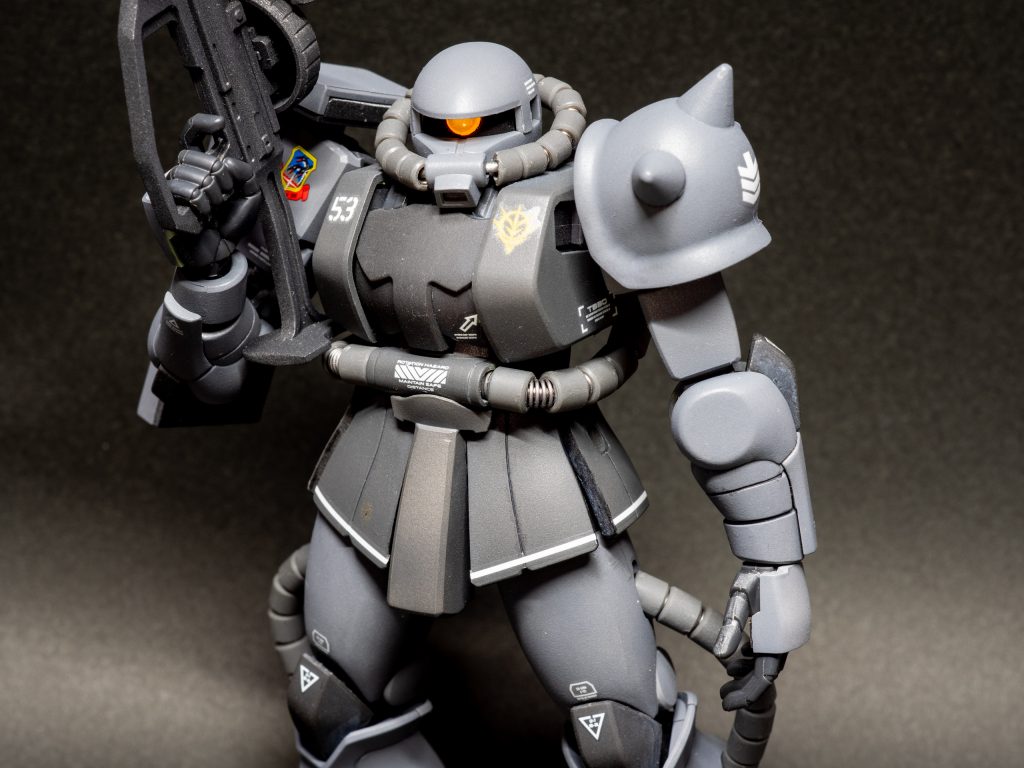 モノアイはウェーブのH・EYESにブラックライトを照射して光らせています。