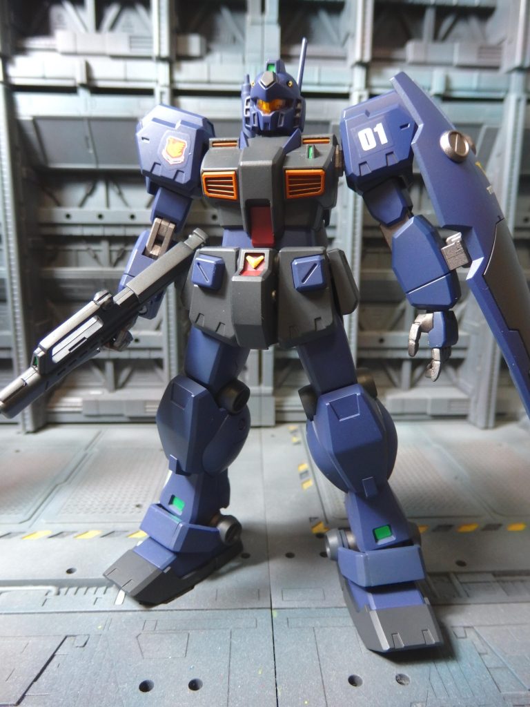 ジム・クゥエルの武装は下記の通りです。■60mmバルカン砲■ジム・ライフル■ビーム・サーベル■シールドビーム・ライフルではなく実弾火器のジム・ライフルを装備しているのは、ジム・クゥエルが治安維持行動を目的とした暴徒鎮圧用MSだから。ビーム兵器だと周辺施設への被害が大きくなるかららしいです。実弾だってMSサイズなんだから相当な被害は出ると思いますけどね。