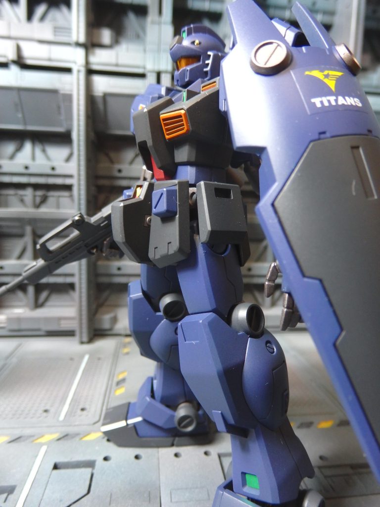 キットに付属のマーキングシールを肩とシールドに貼っています。水転写シールではなくテトロンシールと呼ばれる厚みのあるシールなので、御覧のとおり段差が目立ってますが、気にしません。