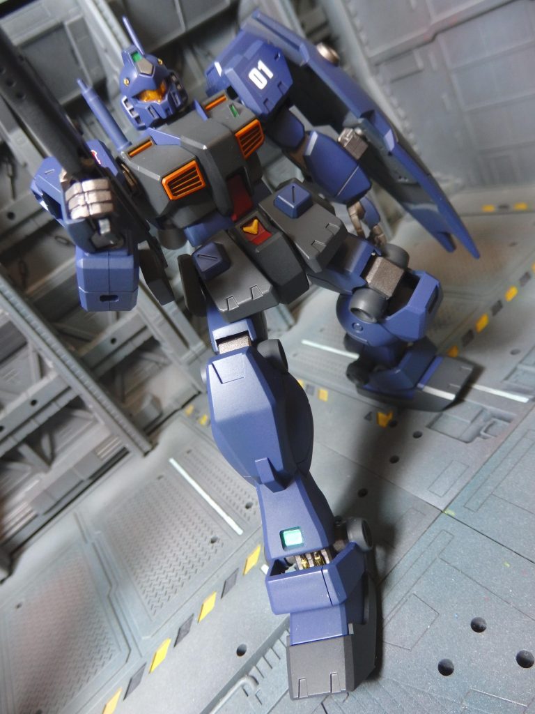 脚(ふくらはぎの下)の合わせ目は消してありますが、肩・下腕・アンクルガードの合わせ目は、あんまり気にならなかったので消しませんでした。箱絵も説明書の作例も、膝と踝の丸いパーツは塗分けられていたので、同様に塗分けました。肩の黄色(オレンジで塗っていますが)はシールが付属していますが、シールを使わず塗分けてみました。塗分けは難しかったですが、なんとか成功しました。