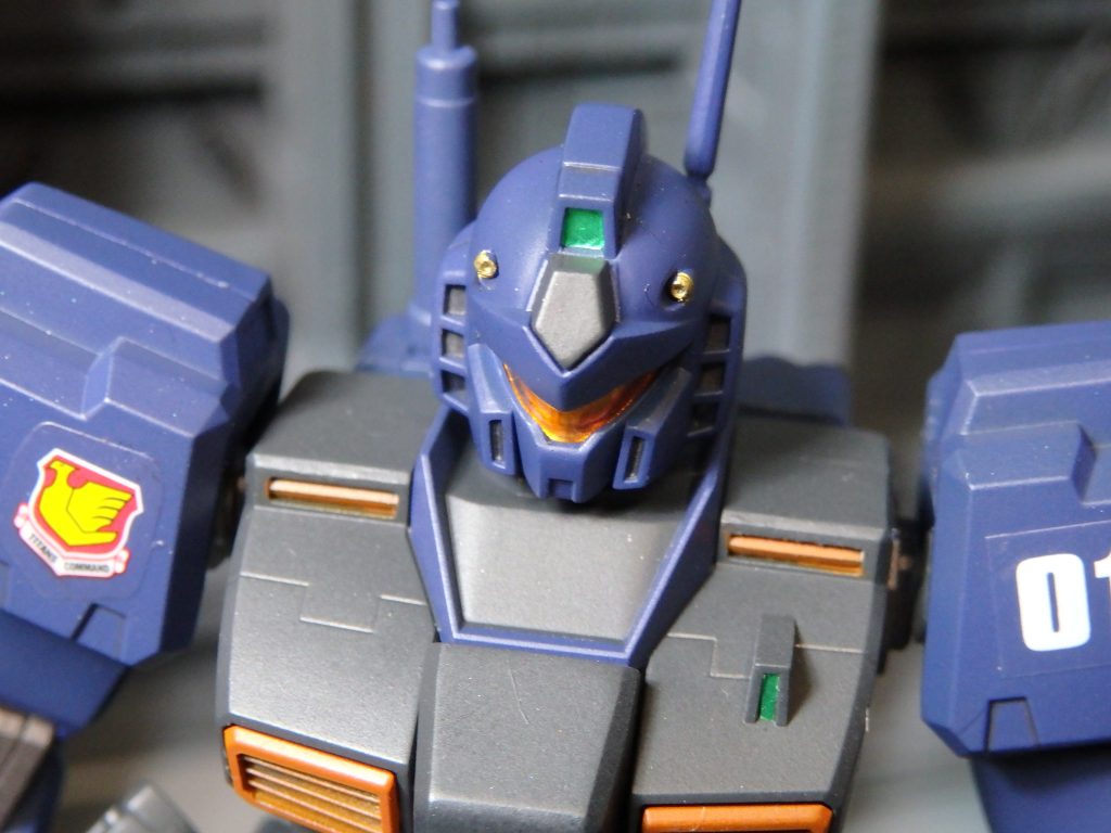 今回は説明書の作例に寄せて塗分けしています。頭部のバルカン発射口をガンダムマーカーのゴールドで塗分けました。マスキングしてつまようじで塗りましたが、結構うまくいったと思います。