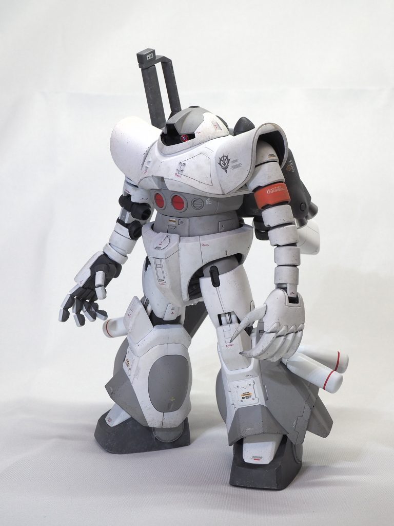 調色したホワイトを基調とし、スポンジチッピング、ウォッシング、ウェザリングマスター等で軽めのウェザリングを施しています。