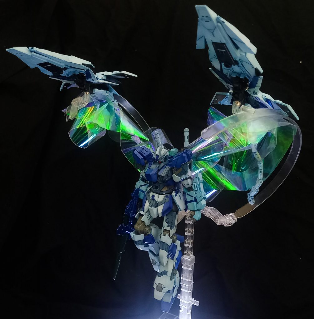 アームドアーマーがサイコフレームの力で飛んでいるような印象を分かりやすくつけたかったので、オーロラのシートを本体と台座に挟んで表現してみました