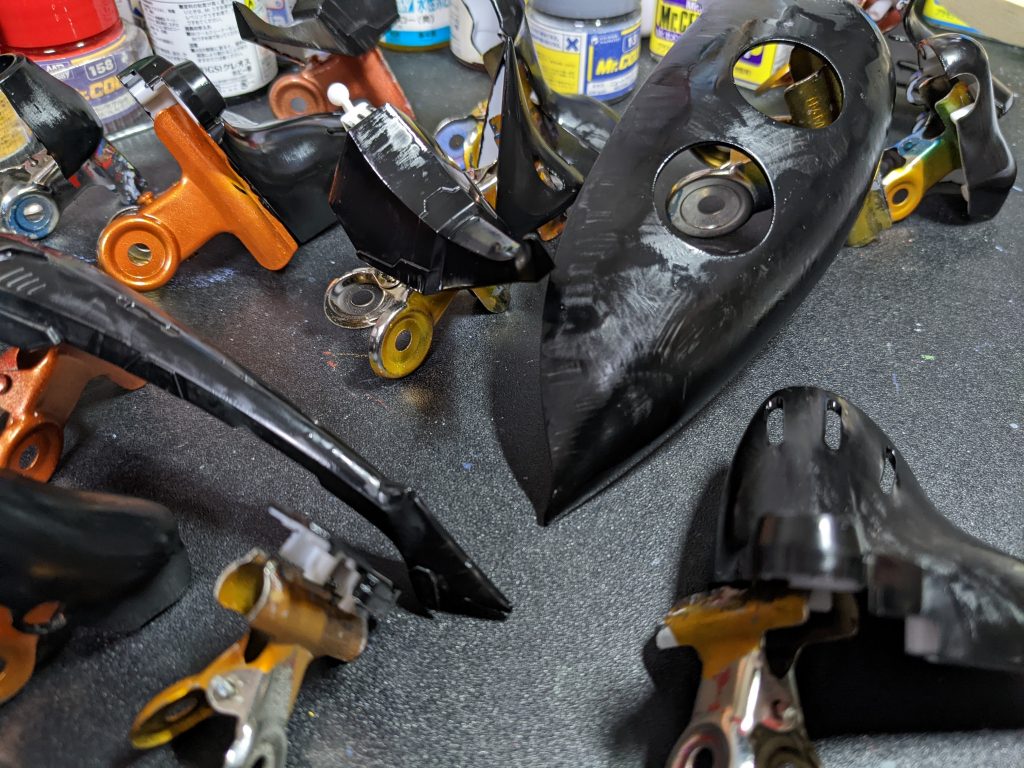 えー、なんで筆塗りしてんだコイツwめげずに黒を二度塗りし、1500番で一度研ぎます。