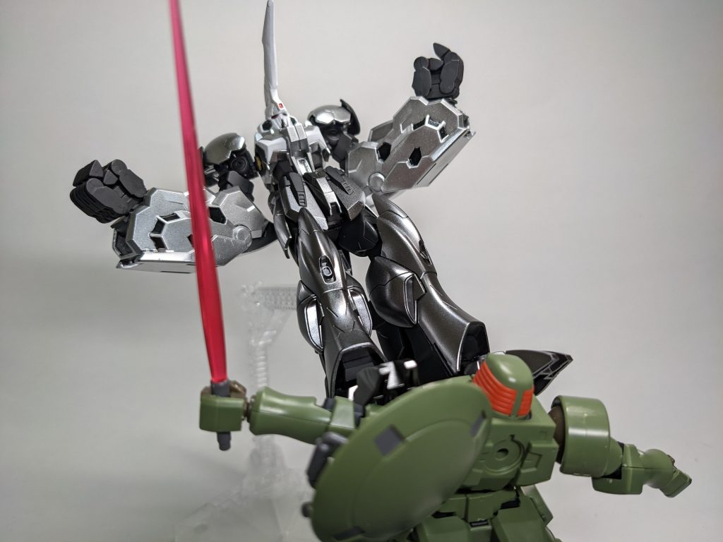 独特なキックポーズで敵を押し潰しますやっぱりかっこいい〜⤴