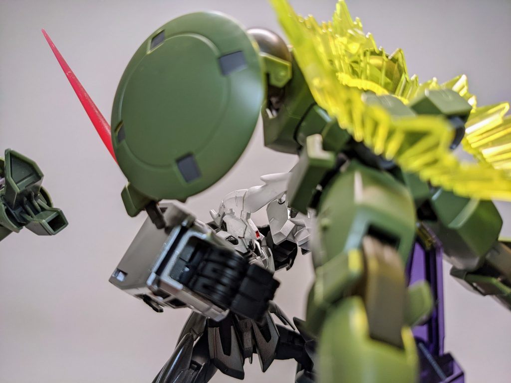 頭の角とアームで同時に攻撃するのが必殺技ですこの攻撃を受ければ相手もただじゃすみません😱