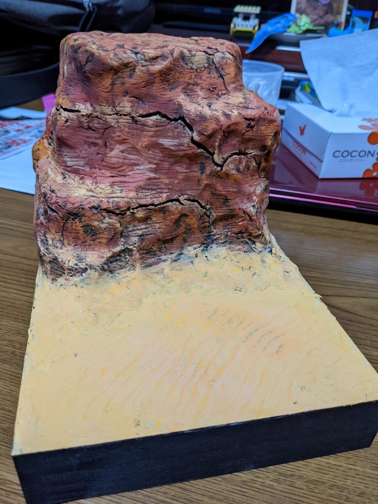 台座が欲しかったので、ジオラマ風台座を作成してみました。このあとさらにライトサンドの塗料で塗装しております。 