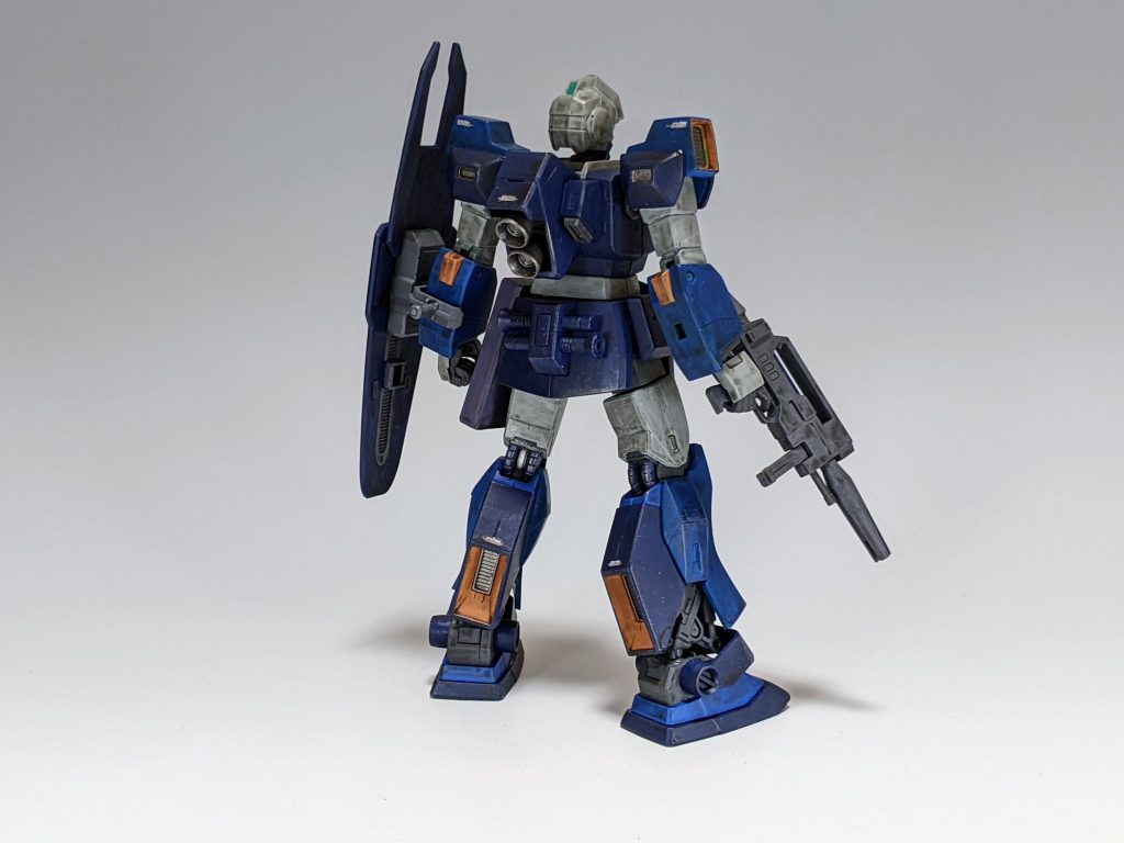 ライフル持ち背面。ウェザリングは全身にナルンオイルをかけたあとウェザリングマスターをぽんぽんしています。ガンメタルとシルバーが使いやすかった印象。