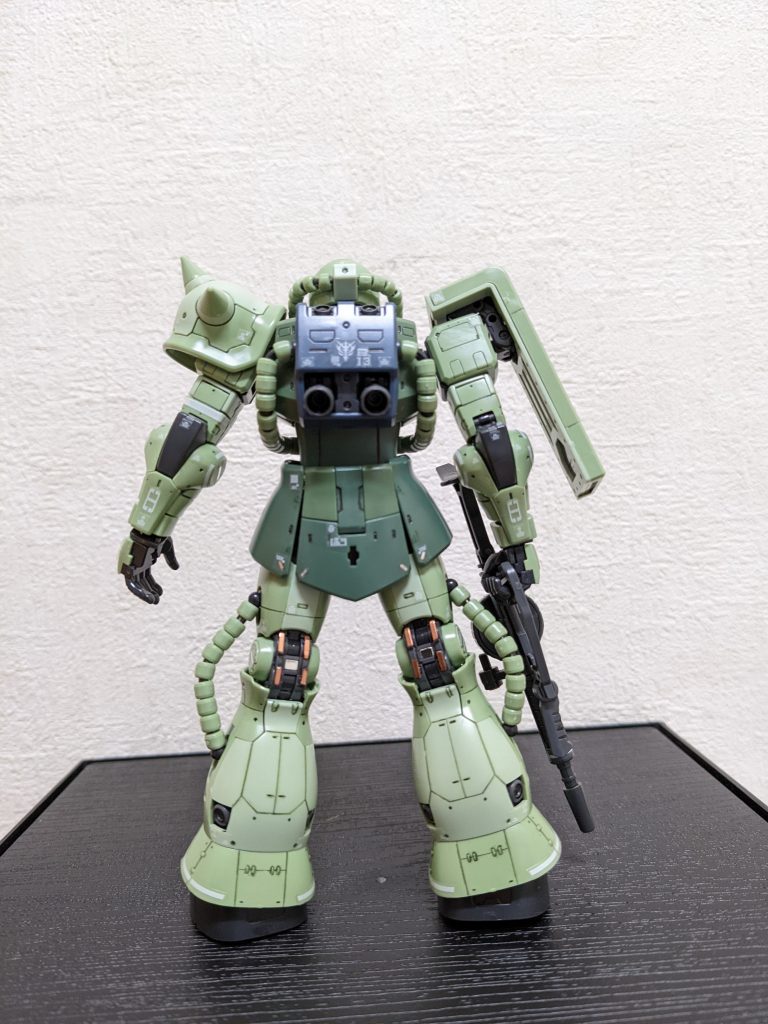 背面1/144の量産型ザク、たくさんキットがある中で、成形色はコレが一番自分好みですね😁