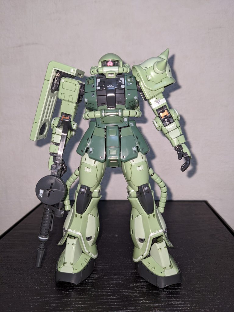 モノアイをクリアパーツの裏から塗ったのと、スミ入れ以外はオール成形色仕上げです。それでこのクオリティ!😆自分の「人生初ガンプラ」は、足首が動かない😅300円旧キットの量産型ザクでした。約40年前の小学生の自分に見せたら、さぞ驚くだろうなぁー😙