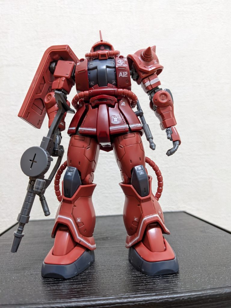 パチ組みにリアルタッチマーカーでスミ入れしただけで・・・このクオリティー！！種火だった自分のガンプラ熱に、思いっきり油ぶっかけてきた！！好キットです😆なんと言っても、成形色が素晴らしい🎶組み終えた時、1/144のガンプラも、ついにここまで来たのか・・・と、しみじみ思いました。