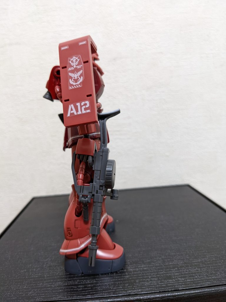 側面プロポーションやディテールはRGの方が好みですが、パーツのポロリが無いので、キットとしての安定感はこっちに分があるかな❓ちなみに成形色はシャア専用はこっち、量産型はRGが自分好みです😊