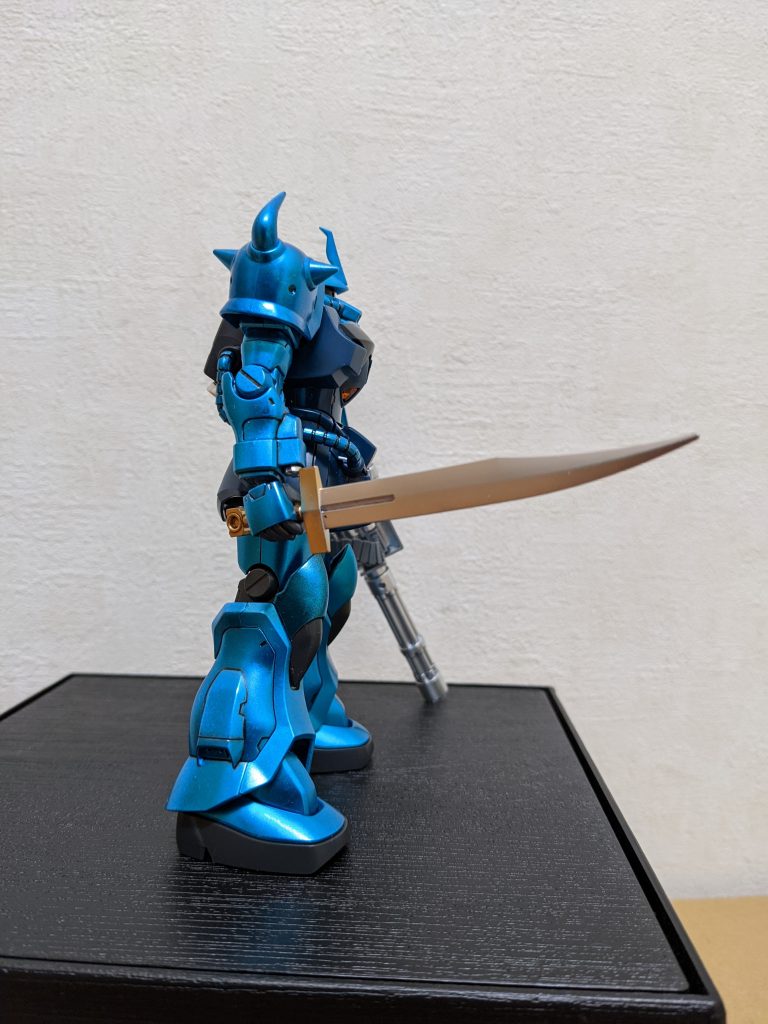 右側面ヒートサーベルは、刀身はシャインシルバー、柄はRPGの勇者みたくゴールドにしてみました😆